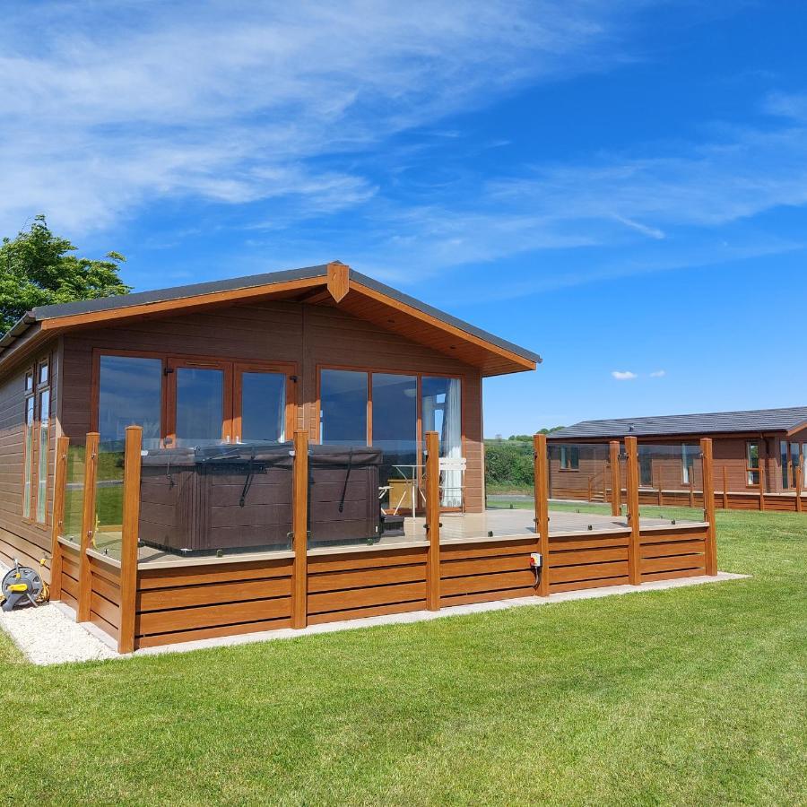 Luxury Family Beechwood Lodge With Hot Tub Lochwinnoch ภายนอก รูปภาพ