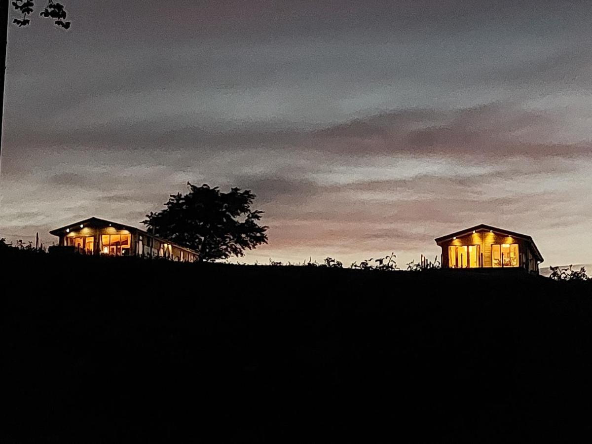 Luxury Family Beechwood Lodge With Hot Tub Lochwinnoch ภายนอก รูปภาพ
