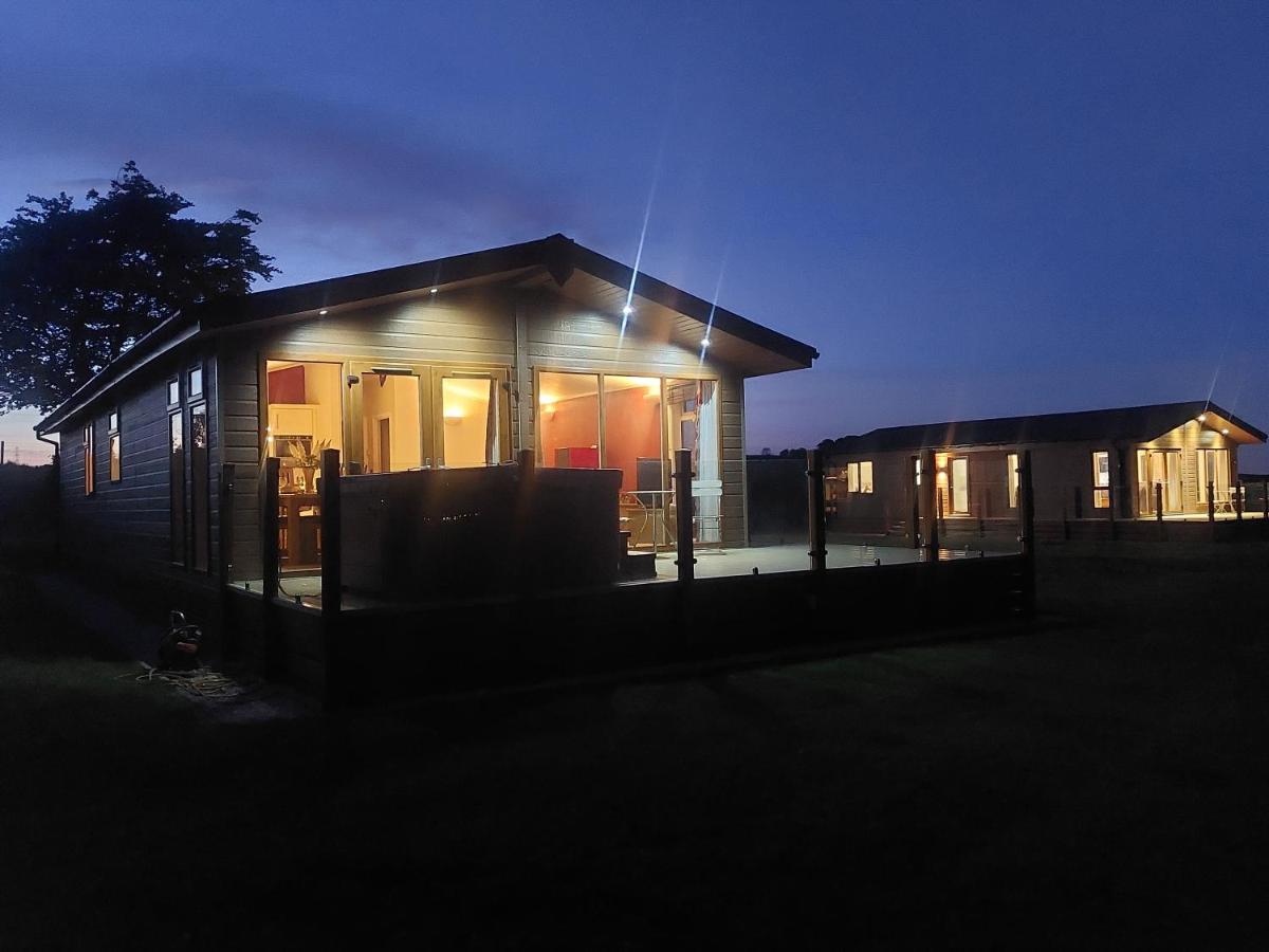 Luxury Family Beechwood Lodge With Hot Tub Lochwinnoch ภายนอก รูปภาพ