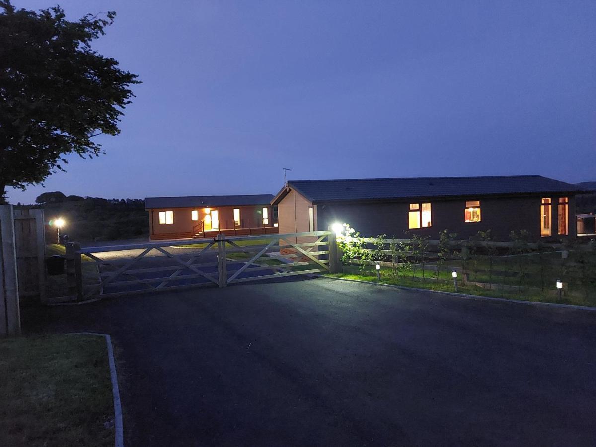Luxury Family Beechwood Lodge With Hot Tub Lochwinnoch ภายนอก รูปภาพ
