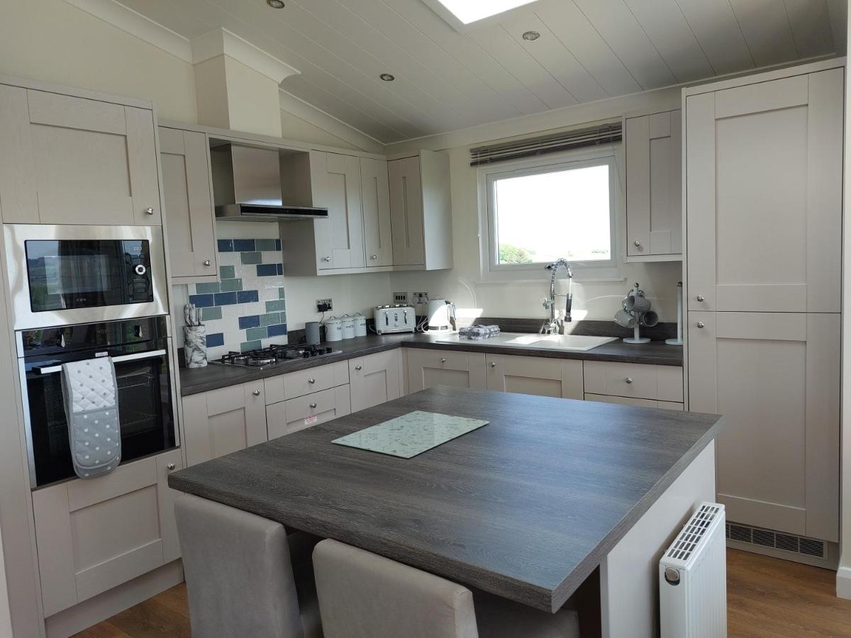 Luxury Family Beechwood Lodge With Hot Tub Lochwinnoch ภายนอก รูปภาพ
