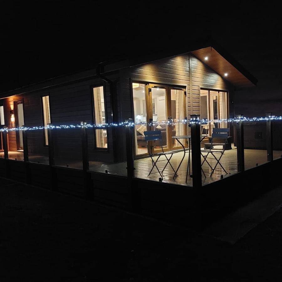 Luxury Family Beechwood Lodge With Hot Tub Lochwinnoch ภายนอก รูปภาพ