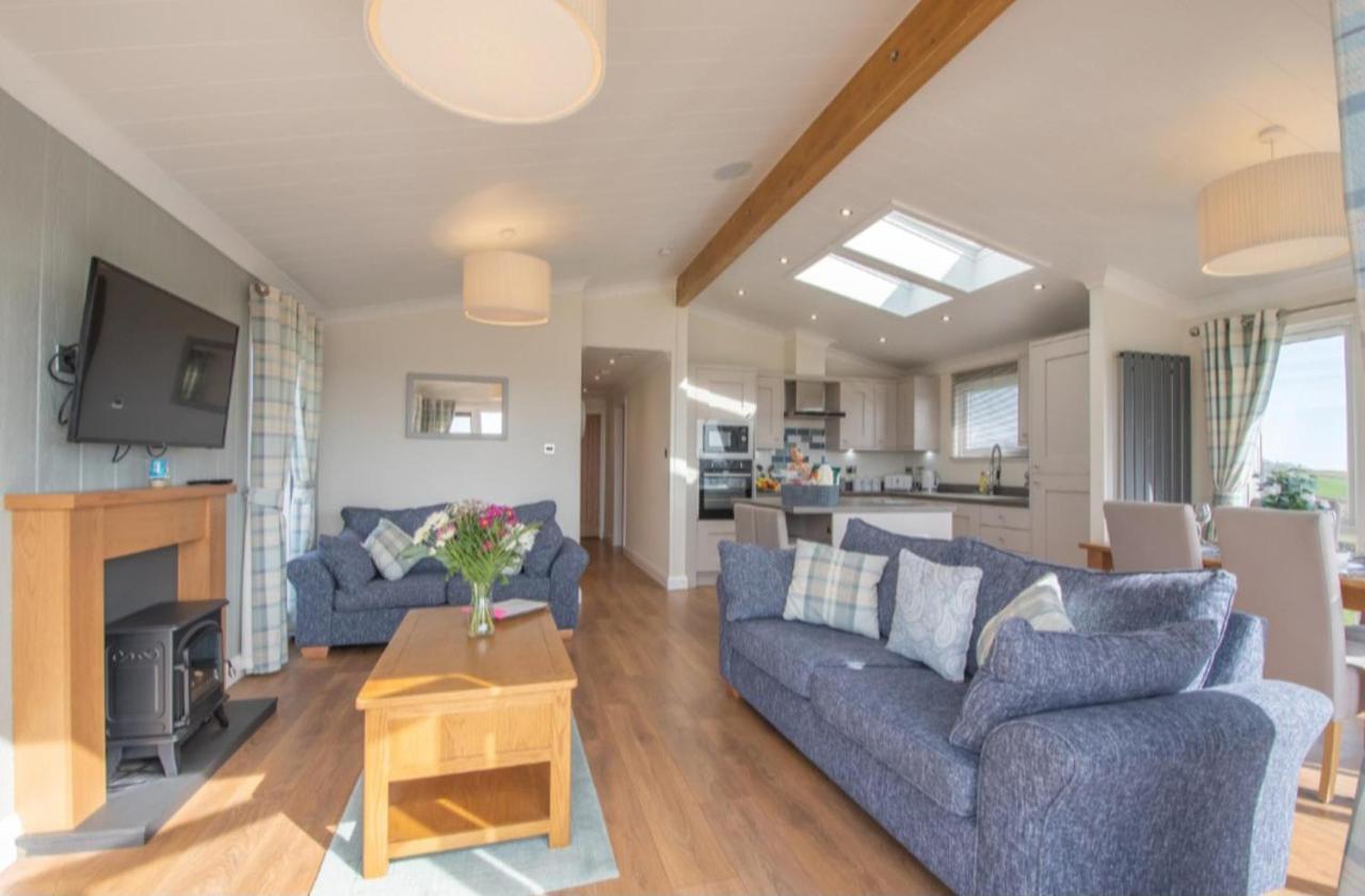 Luxury Family Beechwood Lodge With Hot Tub Lochwinnoch ภายนอก รูปภาพ