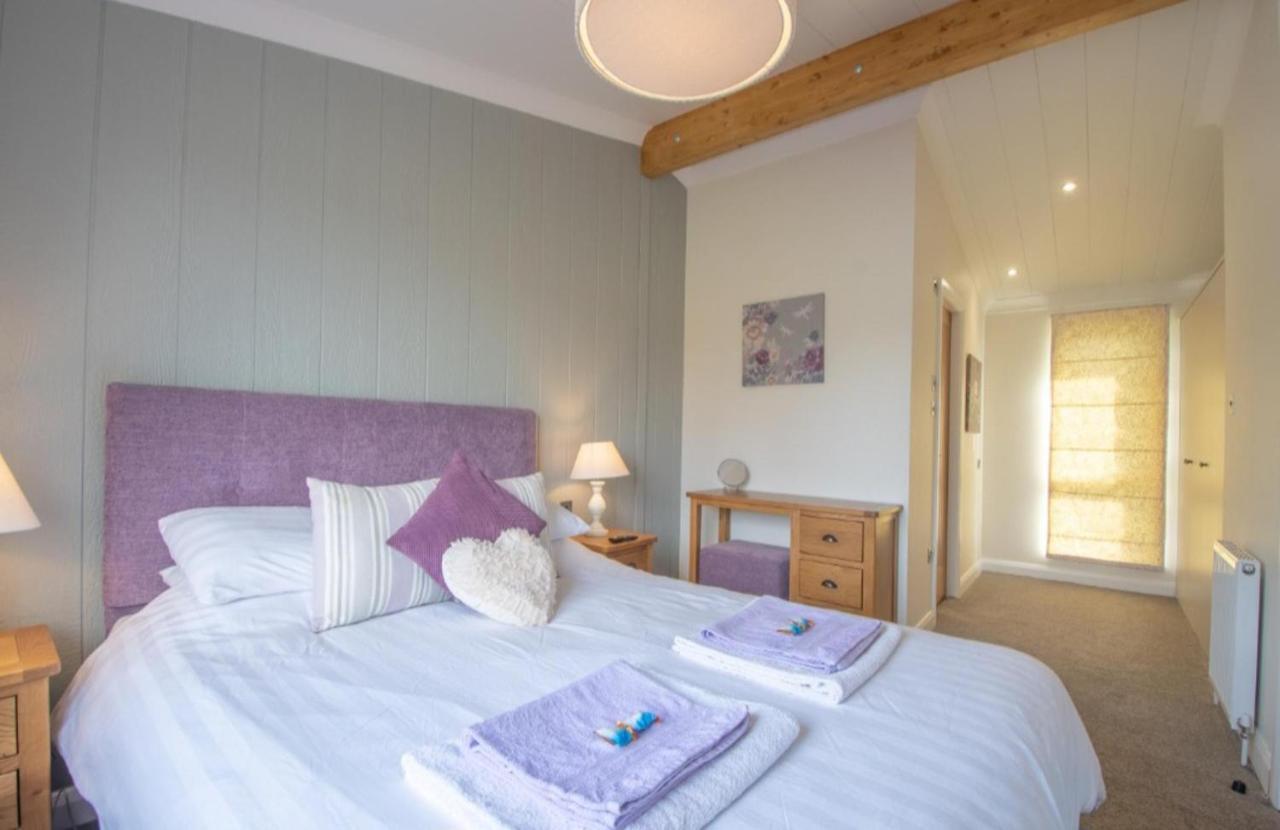 Luxury Family Beechwood Lodge With Hot Tub Lochwinnoch ภายนอก รูปภาพ