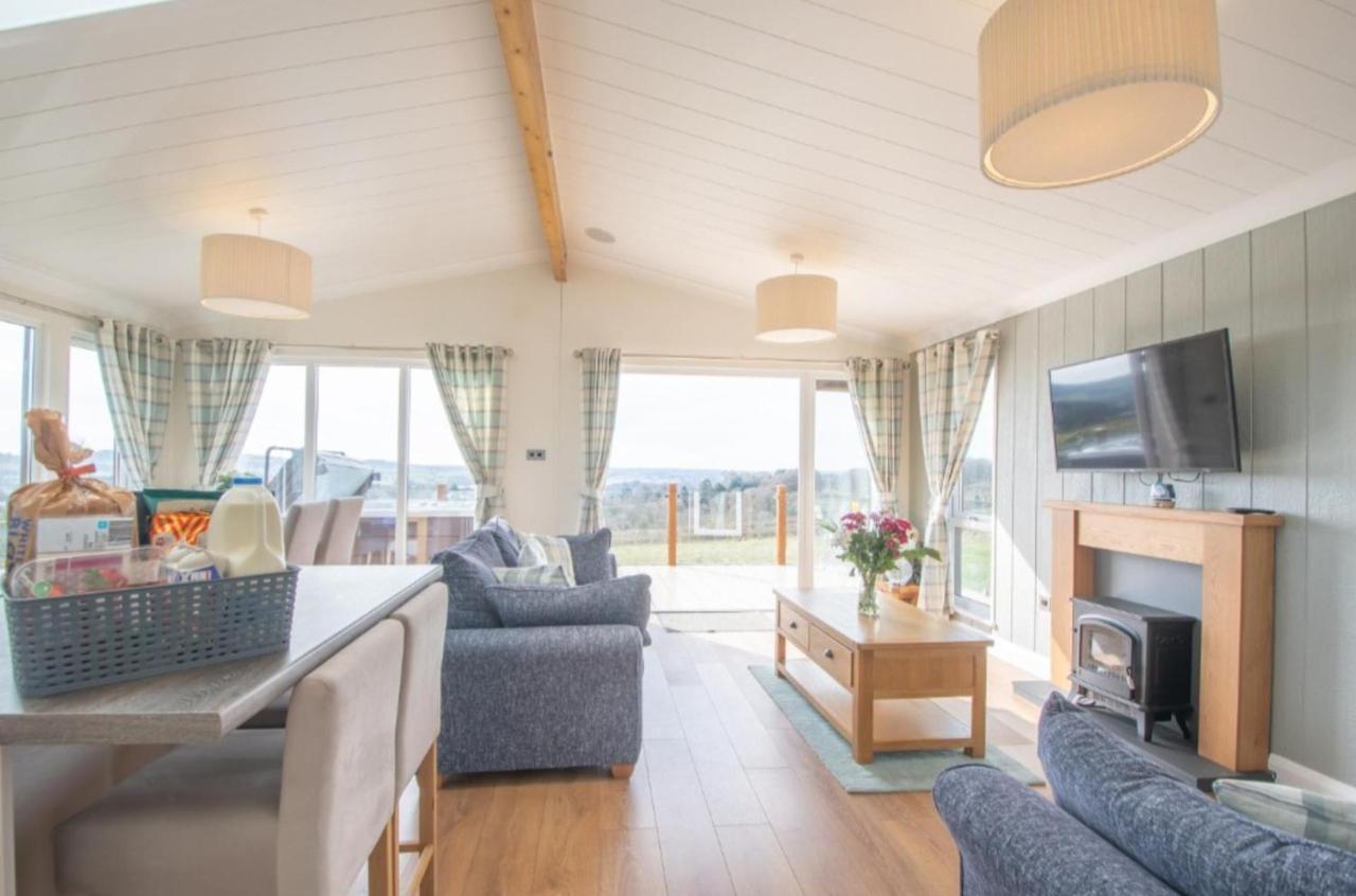 Luxury Family Beechwood Lodge With Hot Tub Lochwinnoch ภายนอก รูปภาพ