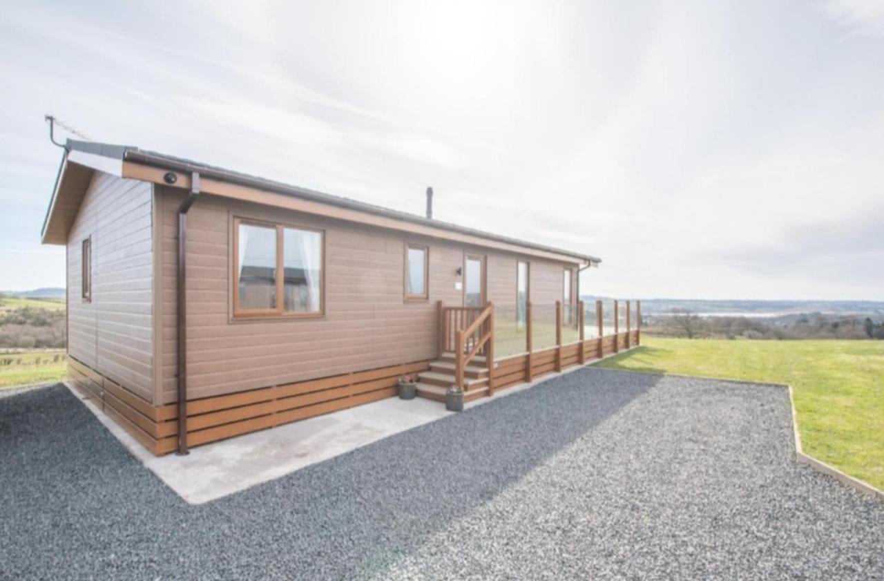 Luxury Family Beechwood Lodge With Hot Tub Lochwinnoch ภายนอก รูปภาพ