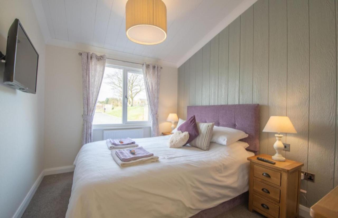 Luxury Family Beechwood Lodge With Hot Tub Lochwinnoch ภายนอก รูปภาพ