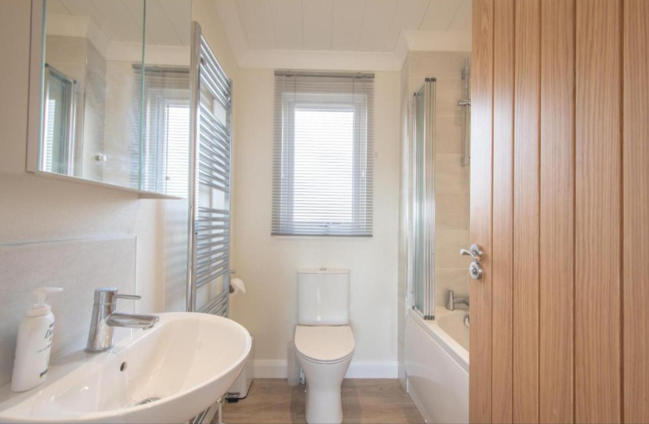 Luxury Family Beechwood Lodge With Hot Tub Lochwinnoch ภายนอก รูปภาพ