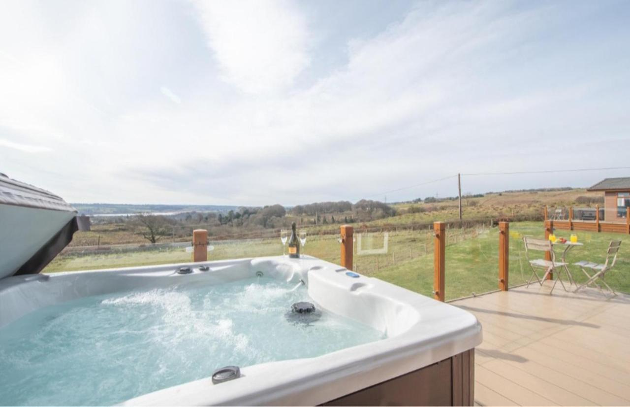 Luxury Family Beechwood Lodge With Hot Tub Lochwinnoch ภายนอก รูปภาพ