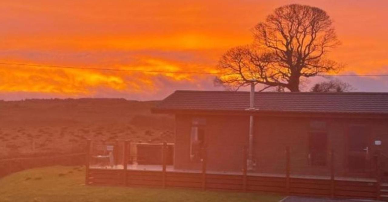 Luxury Family Beechwood Lodge With Hot Tub Lochwinnoch ภายนอก รูปภาพ