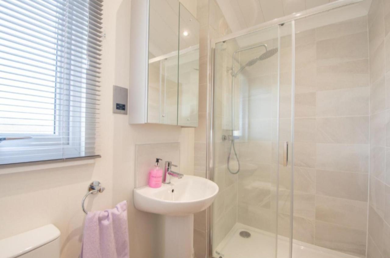 Luxury Family Beechwood Lodge With Hot Tub Lochwinnoch ภายนอก รูปภาพ