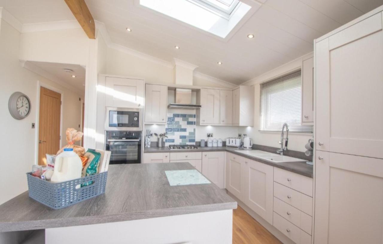 Luxury Family Beechwood Lodge With Hot Tub Lochwinnoch ภายนอก รูปภาพ