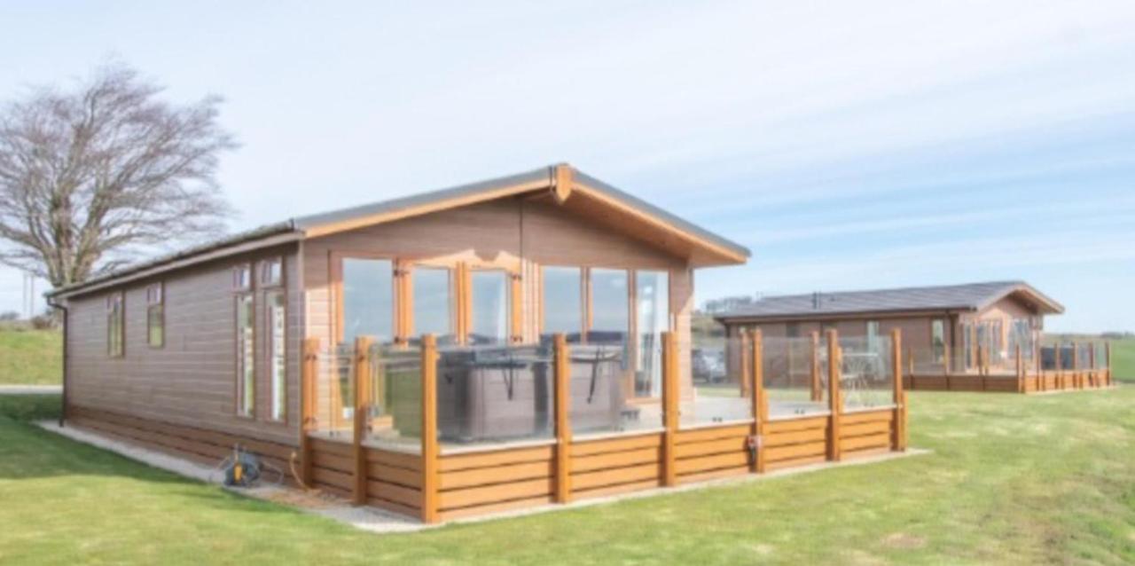 Luxury Family Beechwood Lodge With Hot Tub Lochwinnoch ภายนอก รูปภาพ