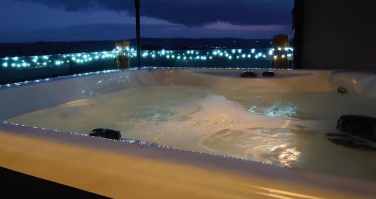 Luxury Family Beechwood Lodge With Hot Tub Lochwinnoch ภายนอก รูปภาพ