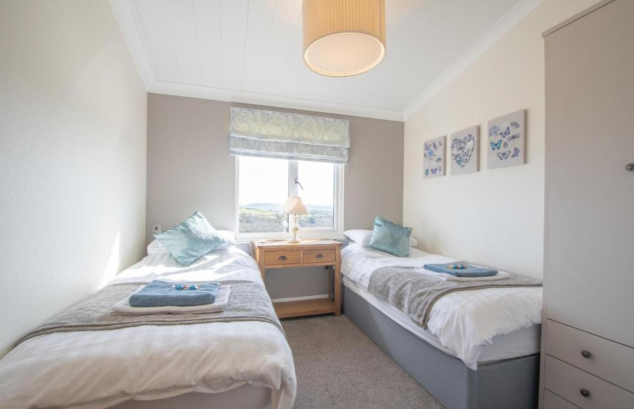 Luxury Family Beechwood Lodge With Hot Tub Lochwinnoch ภายนอก รูปภาพ