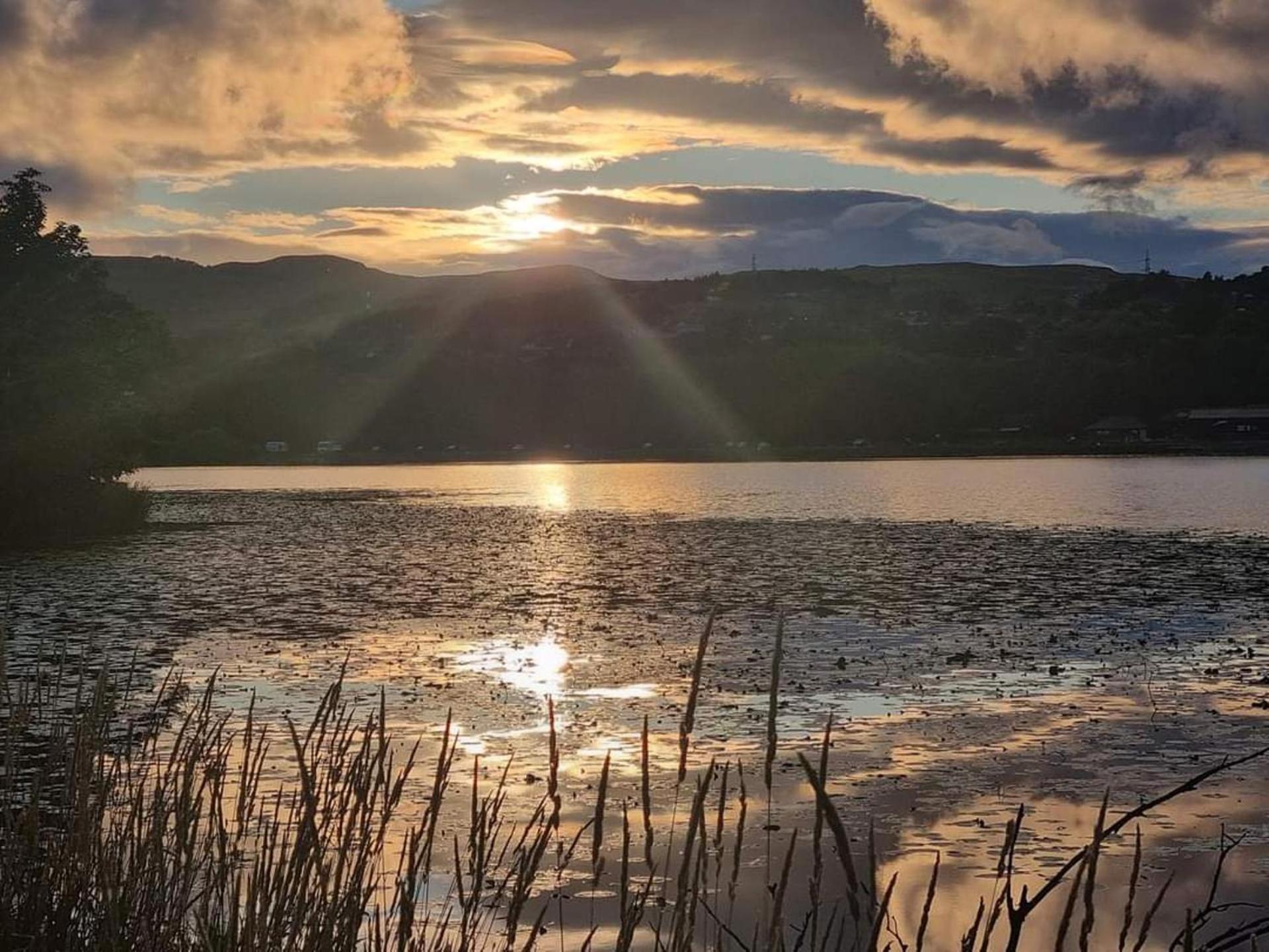Luxury Family Beechwood Lodge With Hot Tub Lochwinnoch ภายนอก รูปภาพ